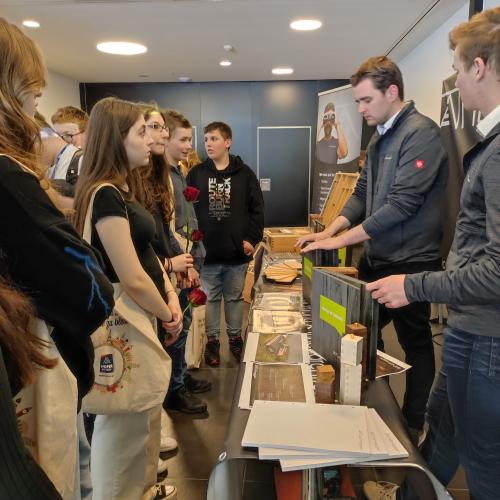 Schüler:innen beim Stand der Firma "Nothegger"