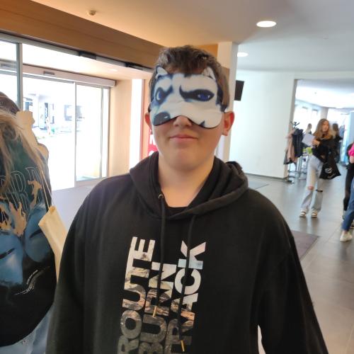 Schüler mit einer Augenmaske beim Berufs-Festival in Kitzbühel