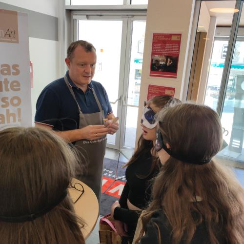 Schülerinnen beim Stand der Firma "KochArt!