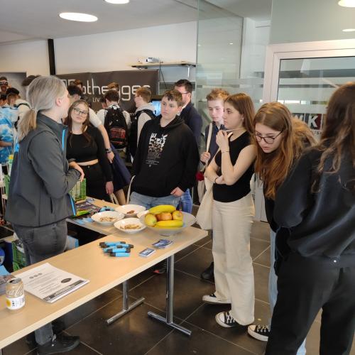 Schüler:innen am Stand der Firma "Hofer"