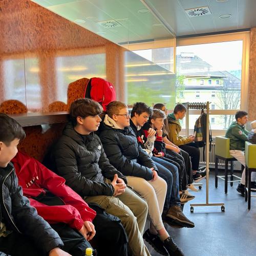 Schüler:innen bei der BO-Safari im WIFI Gebäude