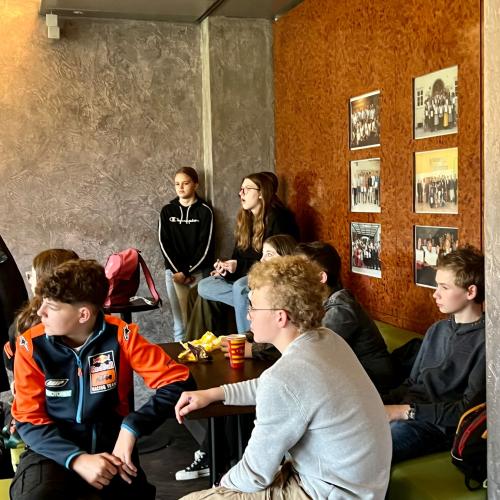 Schüler:innen im WIFI Gebäude bei der BO-Safari