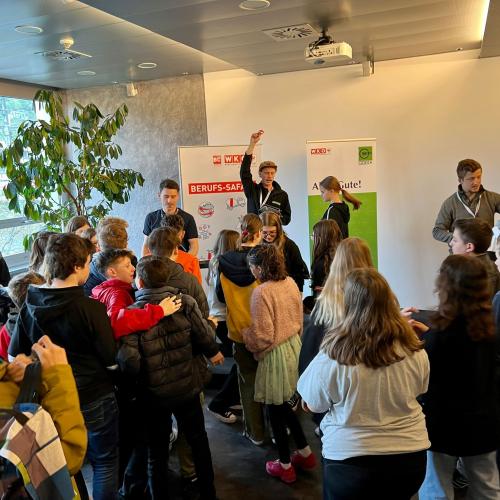 Schüler:innen und Guide bei der Berufs-Safari 