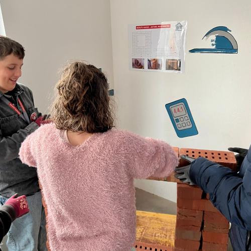 Schülerin und Schüler beim Bereich Bau und Wohnen