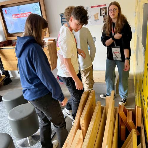 Schüler:innen beim Bereich Bau und Wohnen