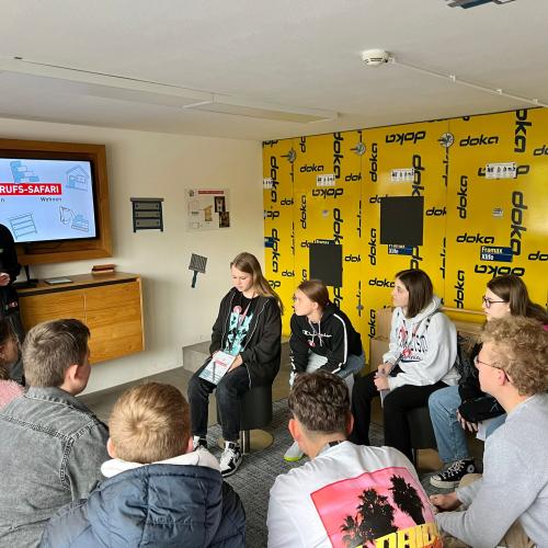 Schüler:innen beim Bereich Wohnen und Bau