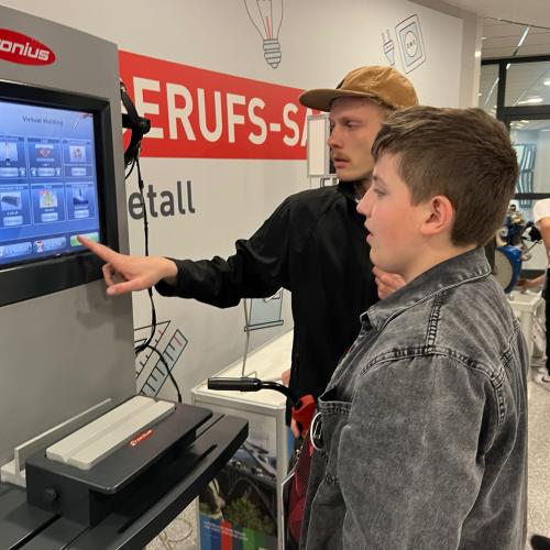 Schüler und Guide beim virtuellen Schweißgerät