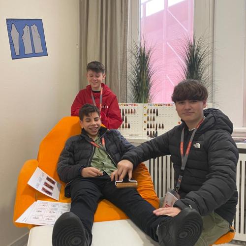 Schüler bei der Massage-Station bei der BO Safari
