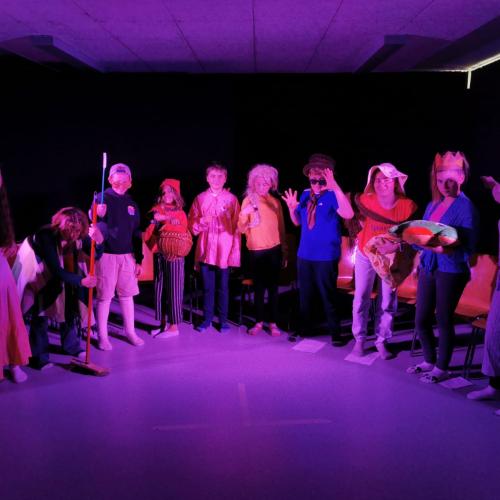 Kinder im Theaterraum beim Märchentheater 