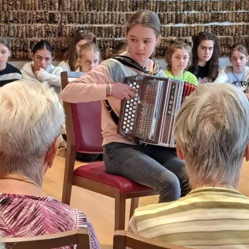 Schülerin mit der Harmonika im Altersheim Kirchberg 