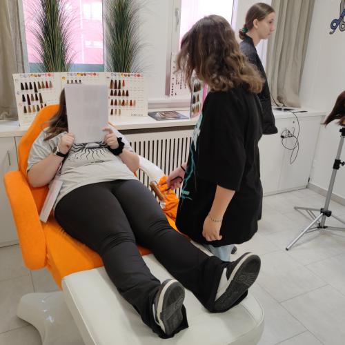 zwei Schülerinnen bei der Massage-Station