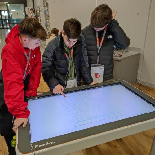 Schüler im Bereich Technologie und Medien