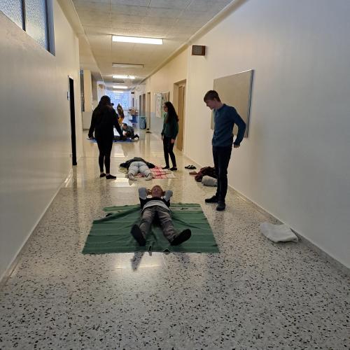 Schülerinnen und Schüler während des Erste Hilfe Kurses