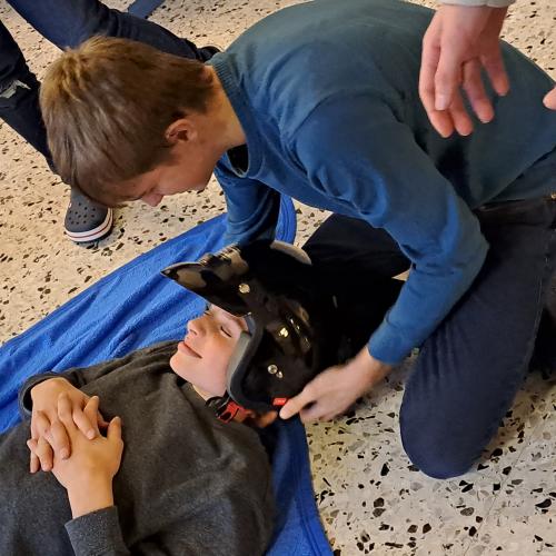 Schüler beim richtigen Abnehmen eines Helmes