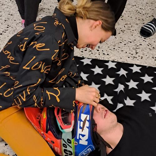 Schülerin beim richtigen Abnehmen eines Helmes