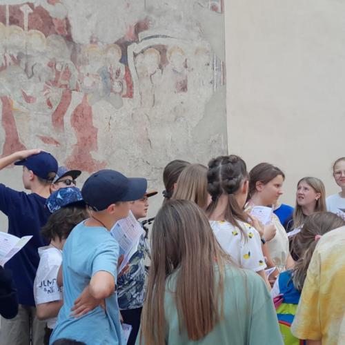 Schülerinnen und Schüler in Südtirol mit Lehrer 