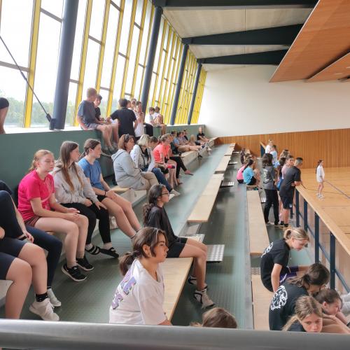 Zuschauerinnen beim Sporttag 2023