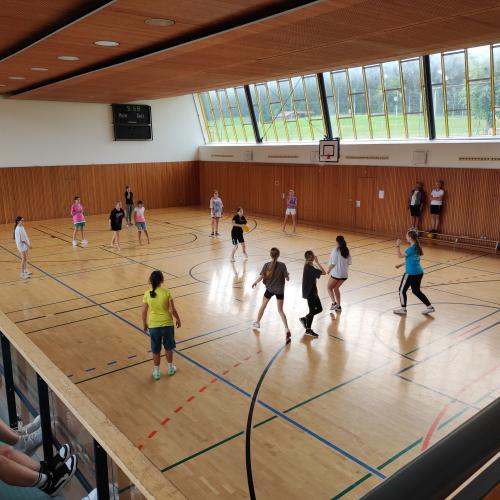 Schülerinnen beim Völkerball-Turnier