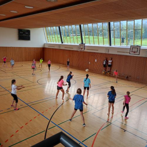 Schülerinnen beim Völkerball-Turnier