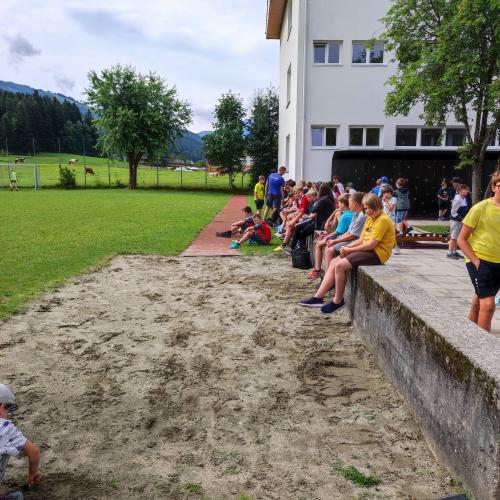 Zuschauerinnen und Zuschauer beim Fußballturnier