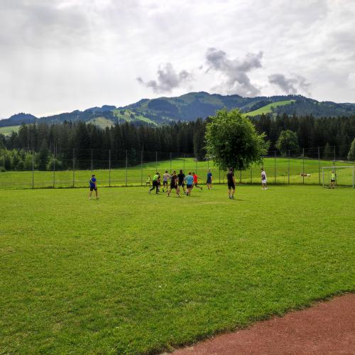 Schüler beim Fußballspiel