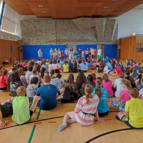 Abschlussfeier in der Sporthalle der MS Kirchberg Tirol