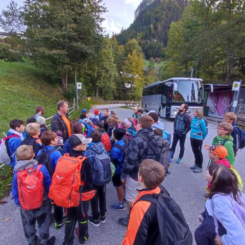 Kinder bei der Bushaltestelle in Brandenberg 