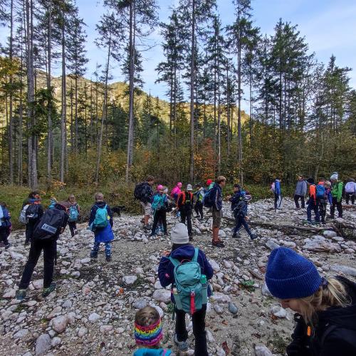 Kinder im Bachbett der Brandenberger Ache 