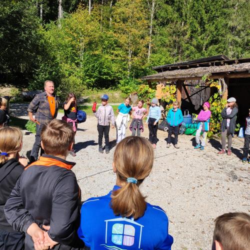 Gruppenbild der Schülerinnen und Schüler mit Betreuer