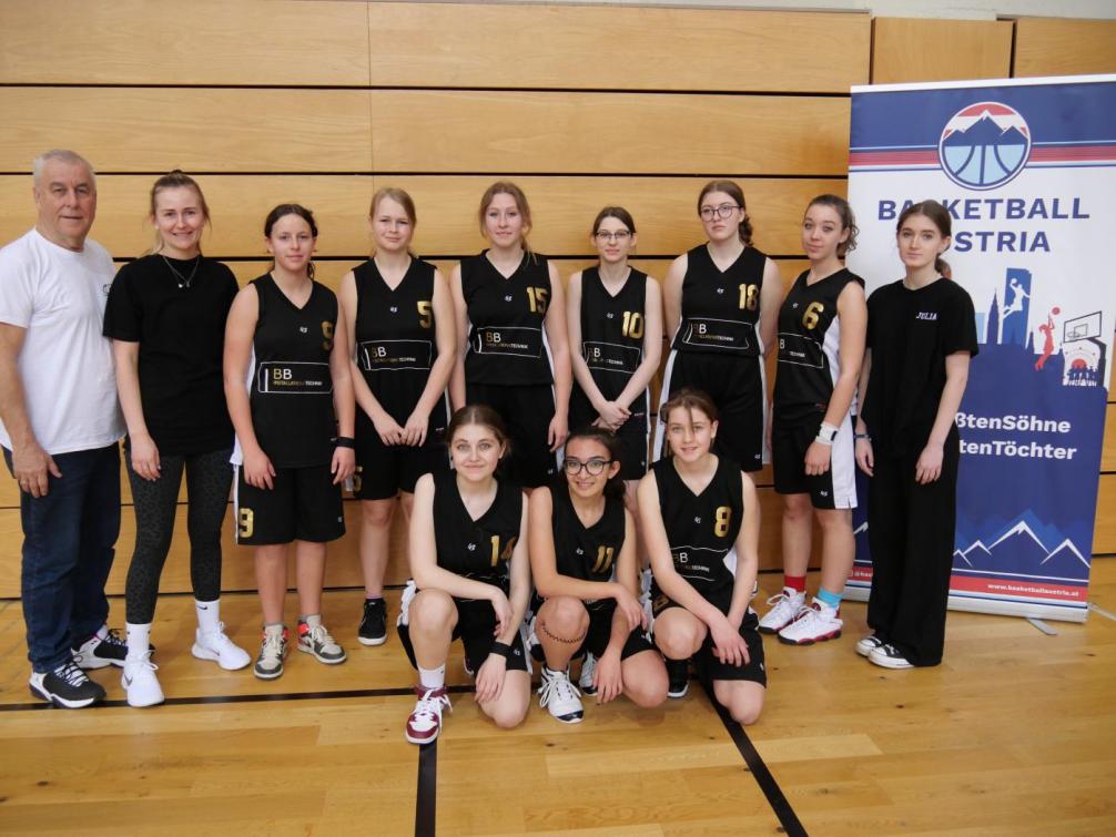 Schülerinnen bei der BM Basketball mit Coach