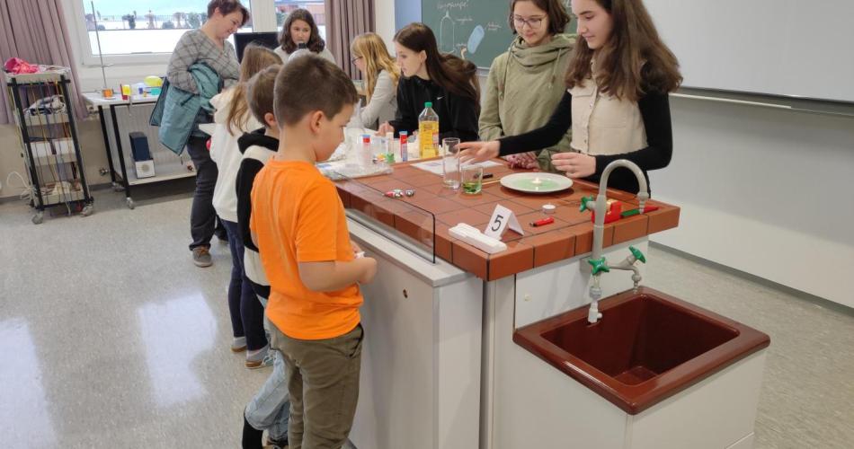 Schüler der VS bei der Chemie-Station