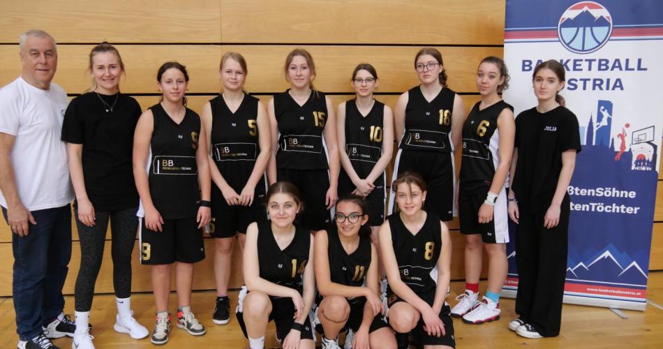 Schülerinnen bei der BM Basketball mit Coach