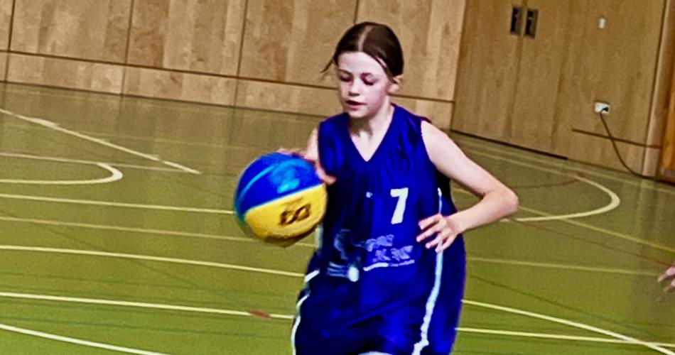 Schülerin beim Basketballspiel für den Meistertitel